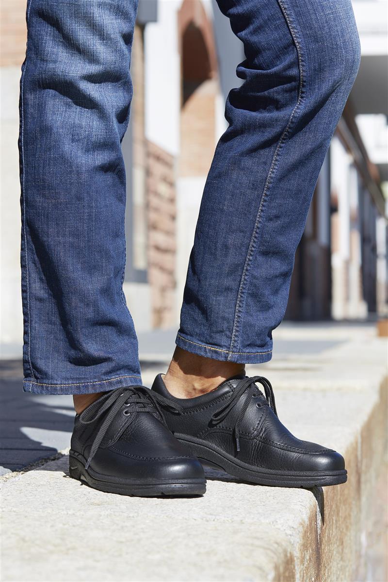 Schwarze MAURO Hirsch NappaSoft Schuhe stehen elegant auf einem neutralen Hintergrund, betont durch die weiche Nappa-Leder-Textur.