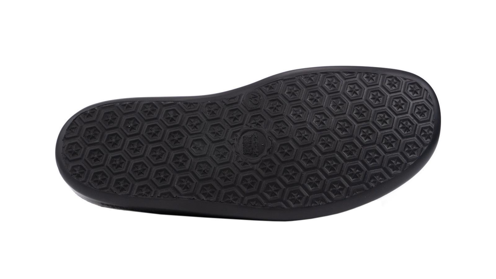 Bordeauxfarbener ADAM Buffalo Schuh mit hohem Absatz und trendigem Design, seitlich auf einem weißen Hintergrund präsentiert.