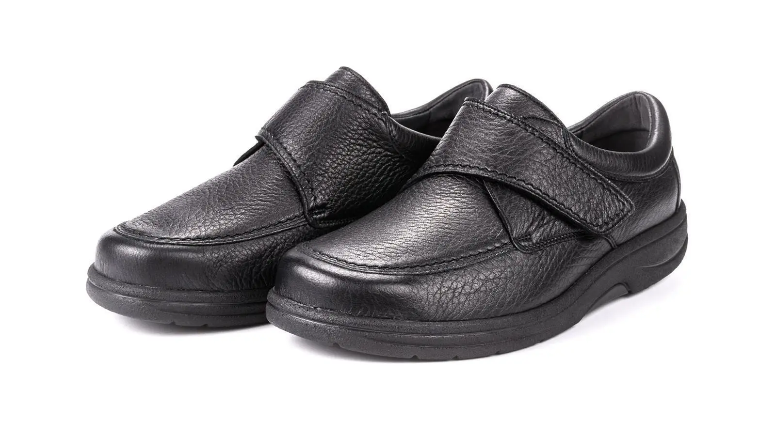 Der Schuh MAX in schwarz aus Hirschleder, Weite H/J, ist elegant positioniert auf einem neutralen Hintergrund.