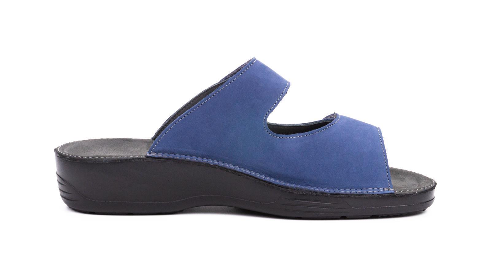 Der Schuh ANNA aus Nubuk in Jeansfarbe steht seitlich auf einem hellen Untergrund und präsentiert seine elegante Form und den weichen Stoff.