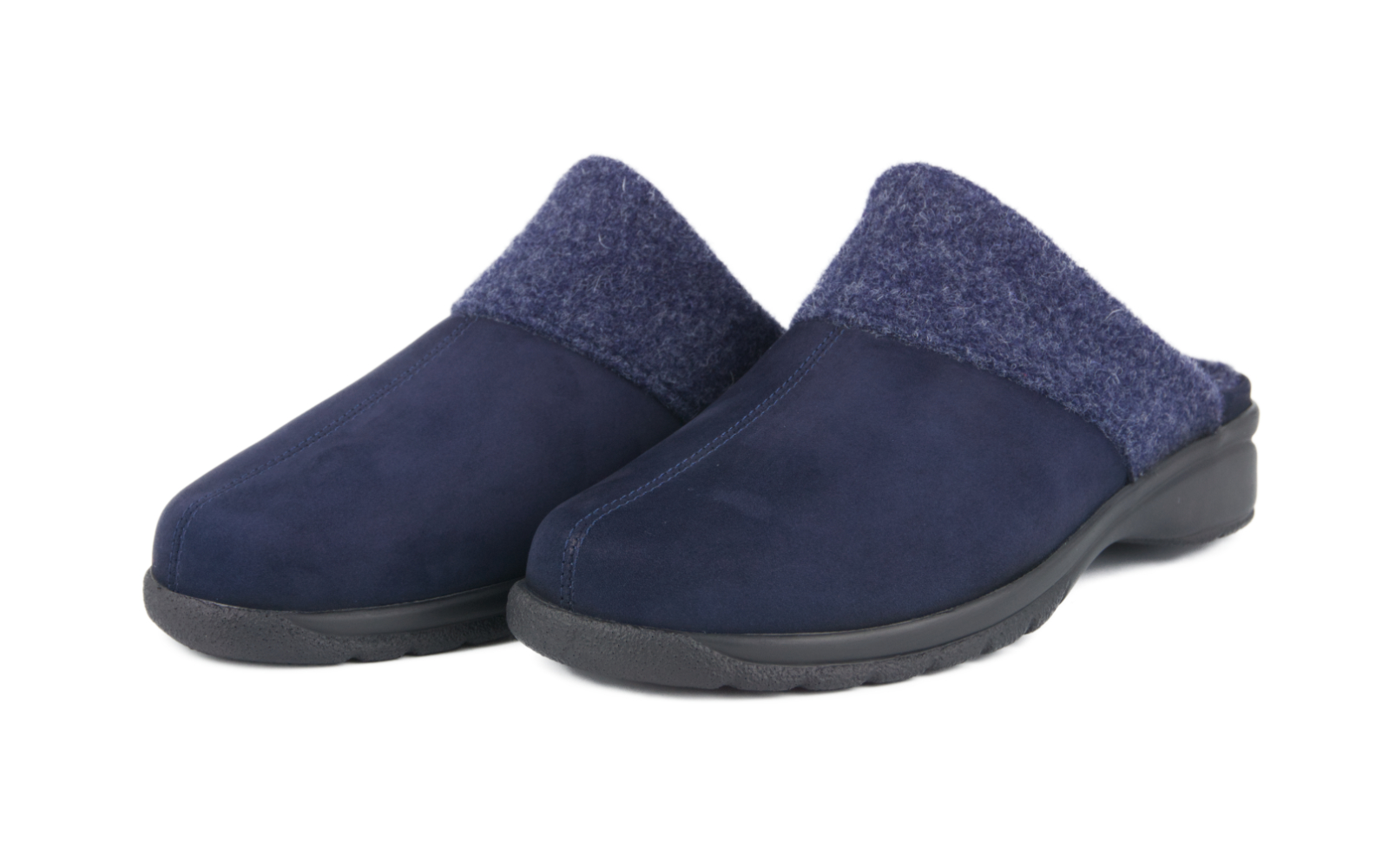 Der Schuh GRETA aus marinefarbigen Nubuk Filz, seitlich gesehen, präsentiert eine elegante Silhouette und bequeme Passform.