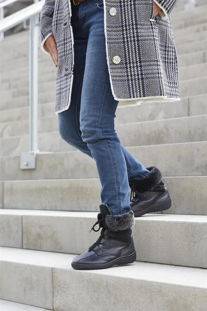 SIA, Nappa DoubleFace in schwarz, elegant auf einem weißen Hintergrund präsentiert, zeigt seine hochwertige Verarbeitung und stilvolles Design.