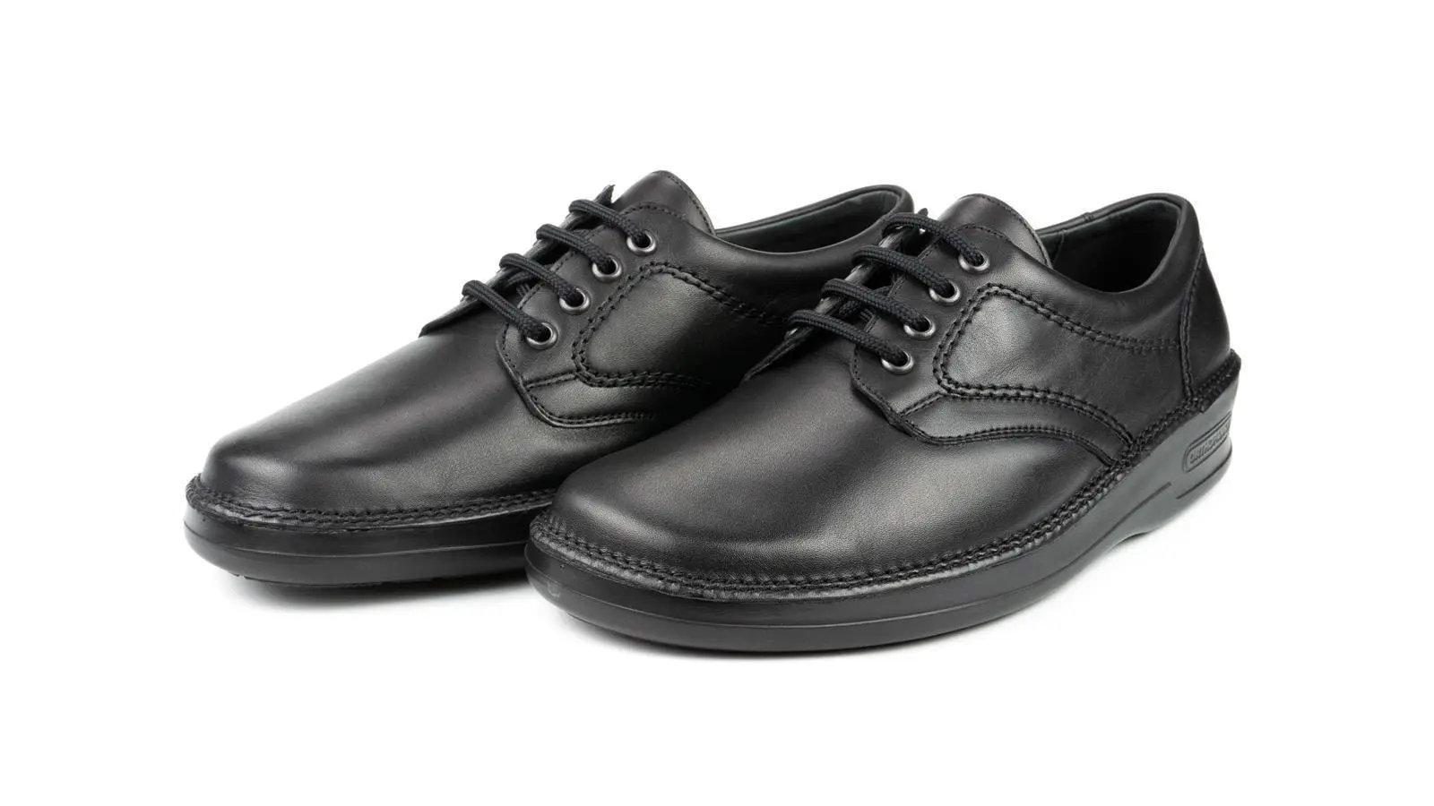 Schwarze Nappa-Schuhe ARMIN stehen auf einem hellen Untergrund, zeigen elegantes Design und komfortable Form, ideal für jede Gelegenheit.