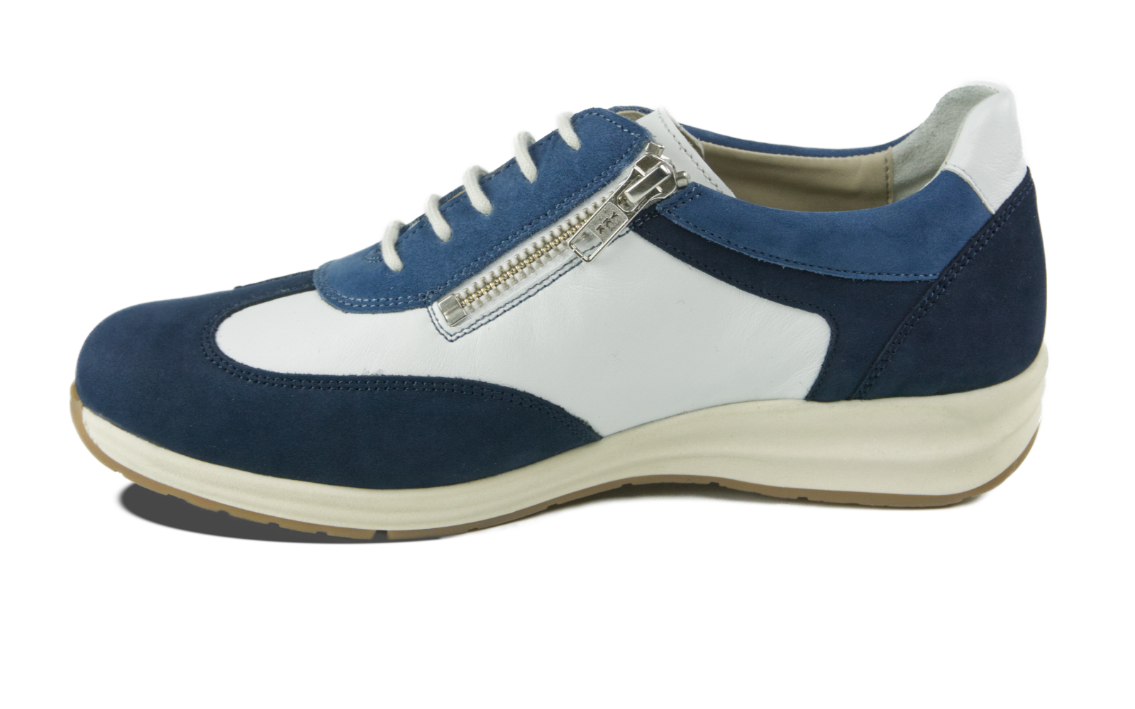 Der Schuh CLEO Nappa+Nubuk in weiß, marine und jeans steht elegant auf einem hellen Untergrund, der die Farben harmonisch zur Geltung bringt.