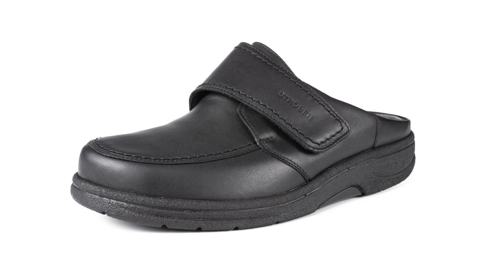 Der Schuh MOSES in schwarz aus SportNappa, Weite H/J, liegt auf einem neutralen Hintergrund und zeigt seine bequeme, sportliche Silhouette.