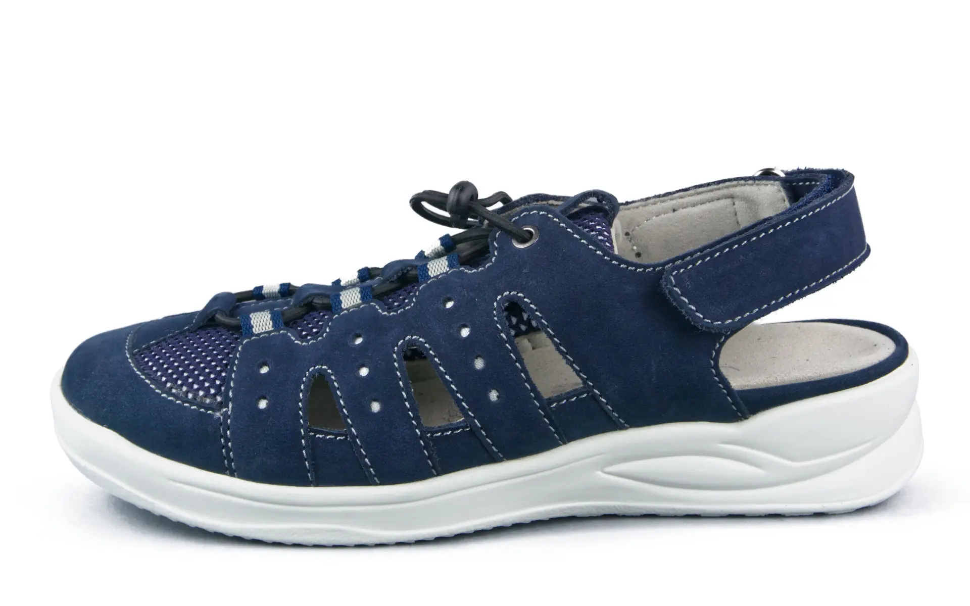Der KERSTINA Nubuk + Mesh in Blau ist von der Seite abgebildet, zeigt sein elegantes Design und die Kombination aus Nubukleder und Mesh.