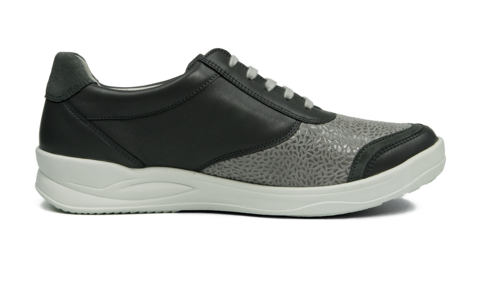 Der Schuh KORA Nappa +StretchDrop in graphit liegt elegant auf einem weißen Hintergrund und zeigt seine geschwungene Form sowie die hochwertige Verarbeitung.