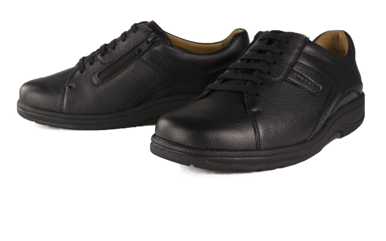 Schwarze MALIO Hirsch + Nappa Schuhe seitlich positioniert auf einem weißen Hintergrund, glänzende Oberfläche und elegantes Design.