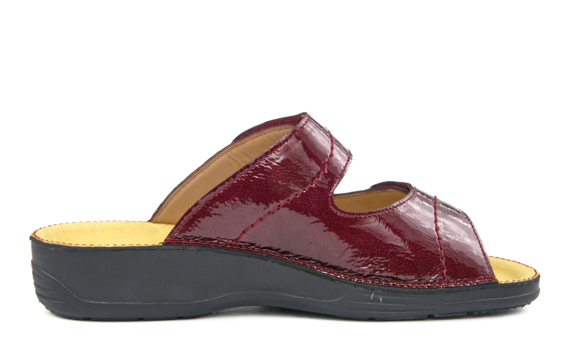 ANNA Lack+KrokoLack in bordeaux, elegant positioniert auf einem weißen Hintergrund, zeigt seine glänzende Oberfläche und stilvolle Designmerkmale.