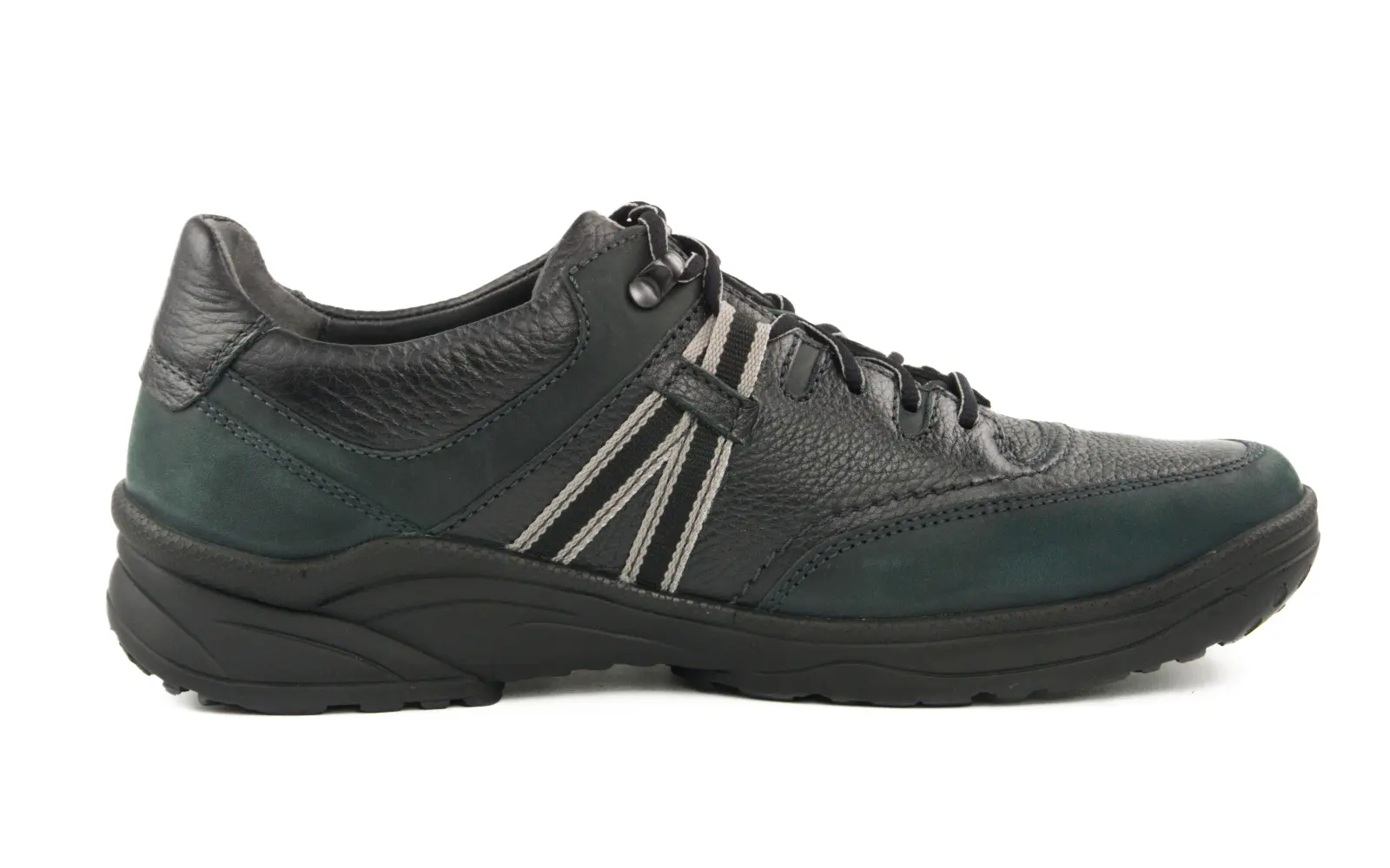 Der Schuh SAMIR Fettnubuk + SoftCalf in Schwarz ist elegant platziert auf einem hellem Untergrund, ideal für stilvolle Anlässe.