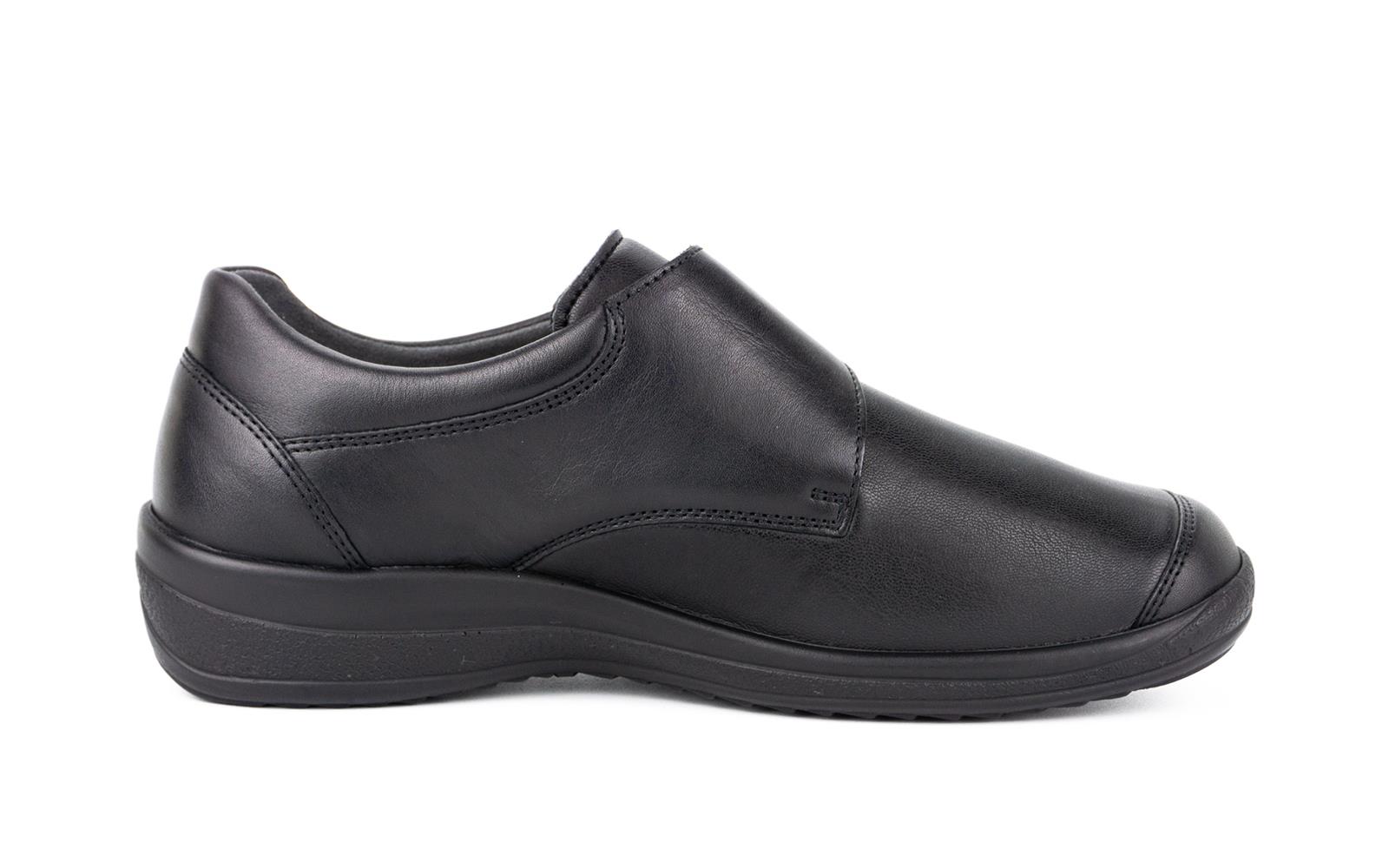 Der schwarze MURIEL Nappa Stretch Schuh in Weite K steht auf einem hellen Untergrund, zeigt eine elegante Form und glatte Oberfläche.