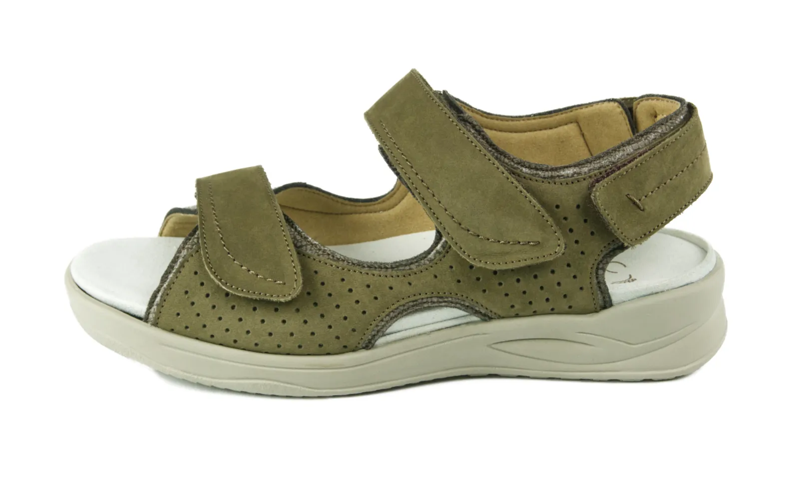 Der KATHARINA Nubuk+StretchCell Schuh in Felsfarbe steht auf einem hellen Untergrund und zeigt seine elegante Form und das hochwertige Material.