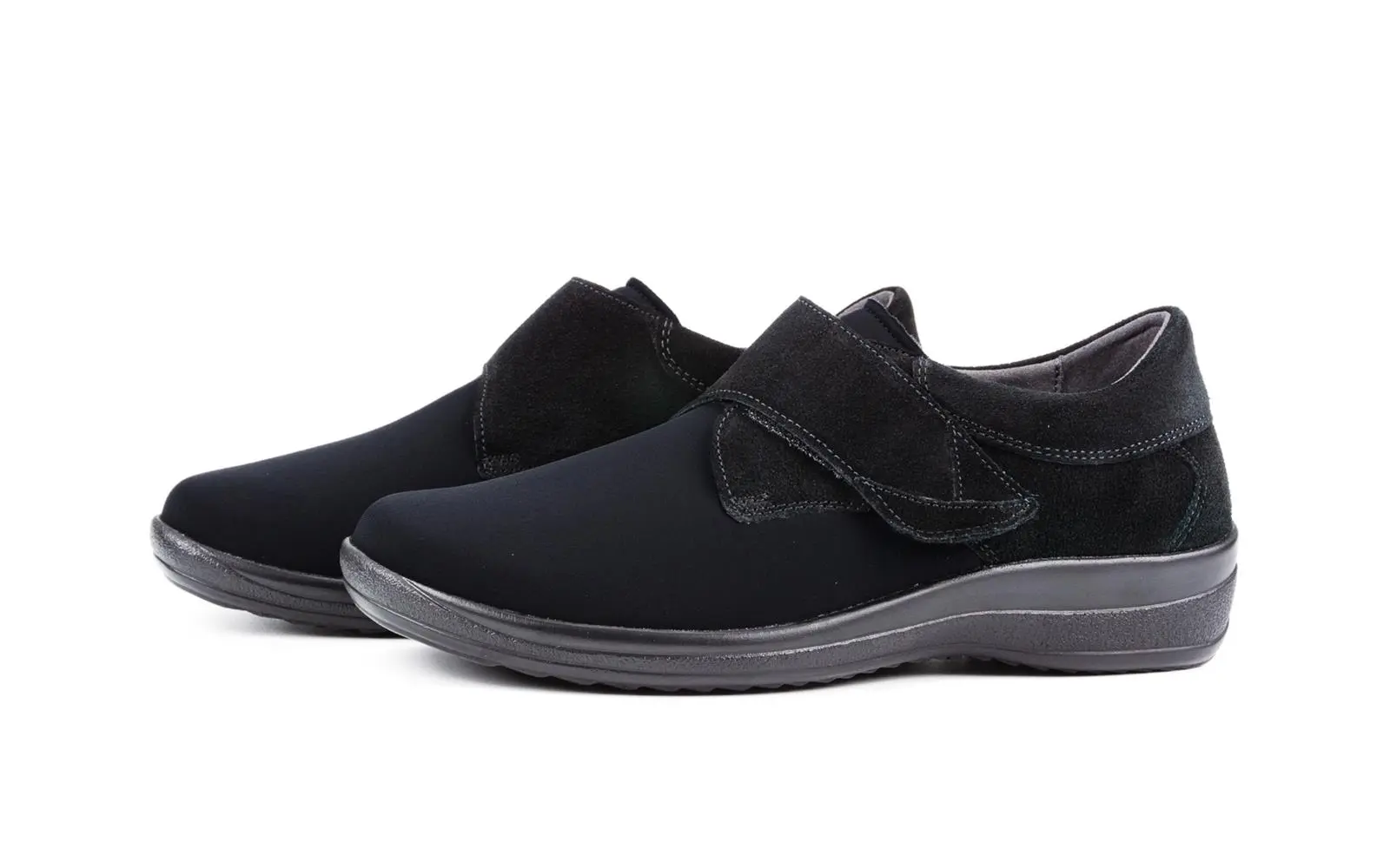 Schwarze MARINA Schuhe aus Neopren Velour, Weite H, seitlich auf einem weißen Hintergrund präsentiert.