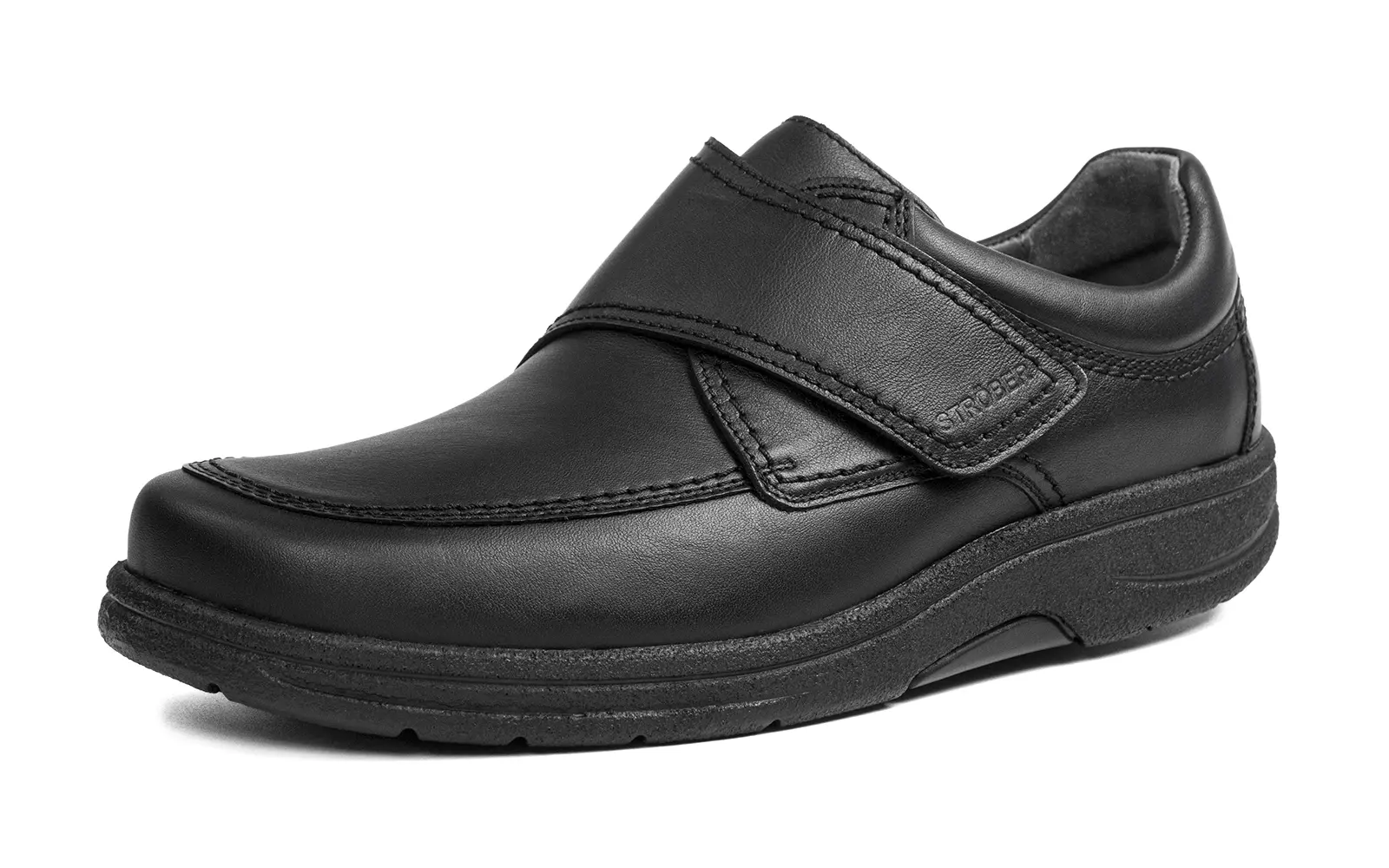 Der MAX SportNappa Schuh in Schwarz steht seitlich auf einem hellen Untergrund, präsentiert seine elegante Silhouette und hochwertige Verarbeitung.
