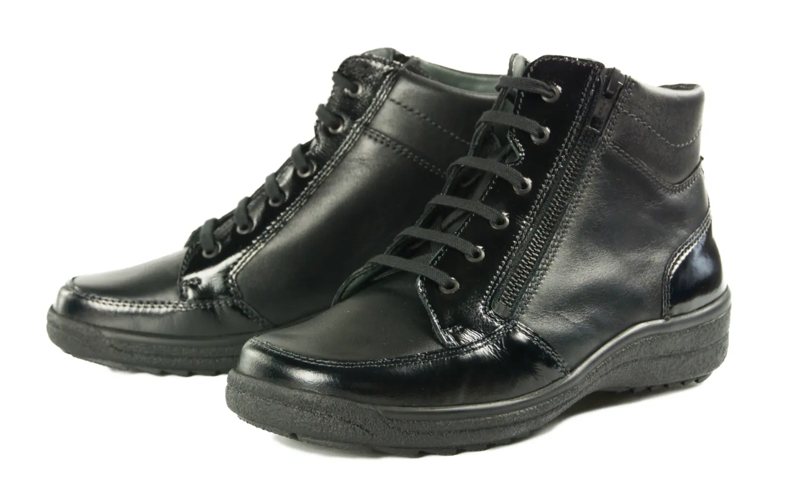Schwarze SENTA Nappa+Lack Schuhe, elegant und hochwertig, seitlich auf einem neutralen Untergrund präsentiert.