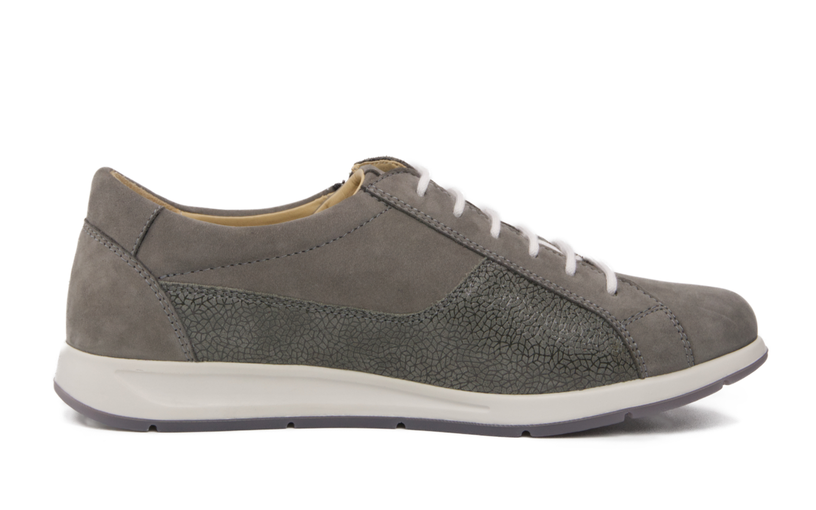 EDWINA Nub+LammVelour in grey, seitlich auf einem weißen Hintergrund präsentiert, mit weichem Veloursleder und eleganter Form.