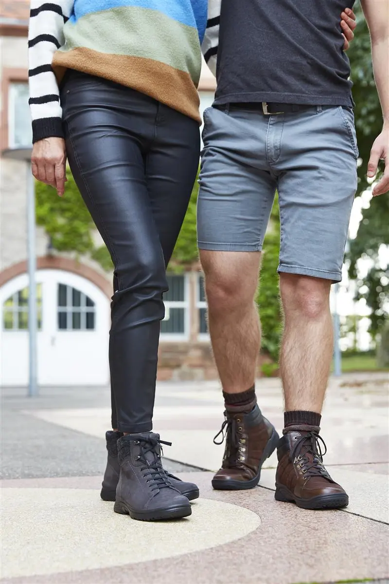 Der Schuh SERGEJ aus maronenfarbener NappaAntik und FettNubuk mit Wollfutter, elegant auf einem weißen Hintergrund platziert.