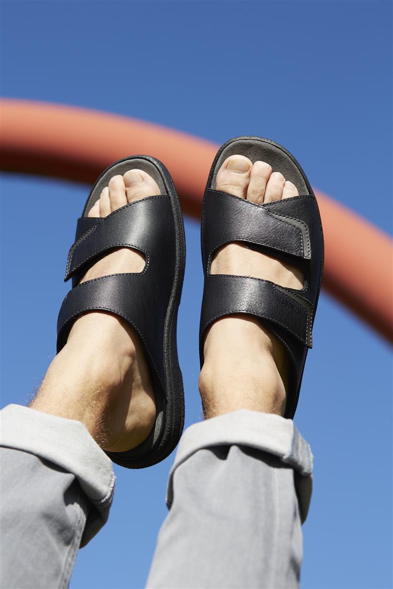 Der Schuh MORITZ aus SportNappa in schwarz steht auf einer neutralen Oberfläche und zeigt sein elegantes Design und die feine Verarbeitung.