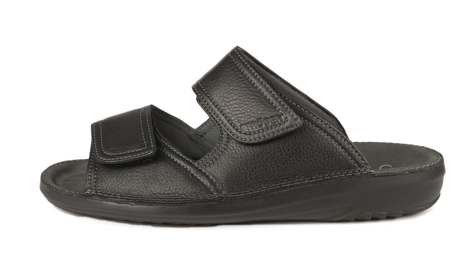 Das Bild zeigt den schwarzen CHRISTIAN SoftCalf Schuh, elegant positioniert auf einem hellen Untergrund.