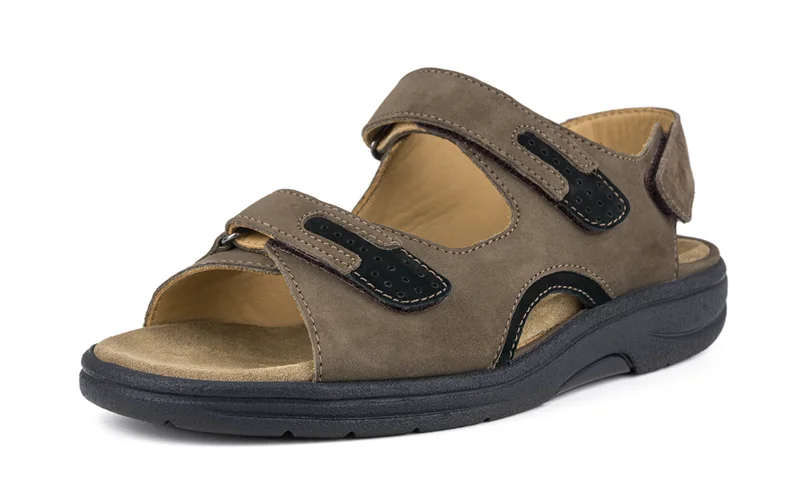 MALIK Nubuk Schuh in torf und schwarz, seitlich dargestellt auf einem neutralen Hintergrund.