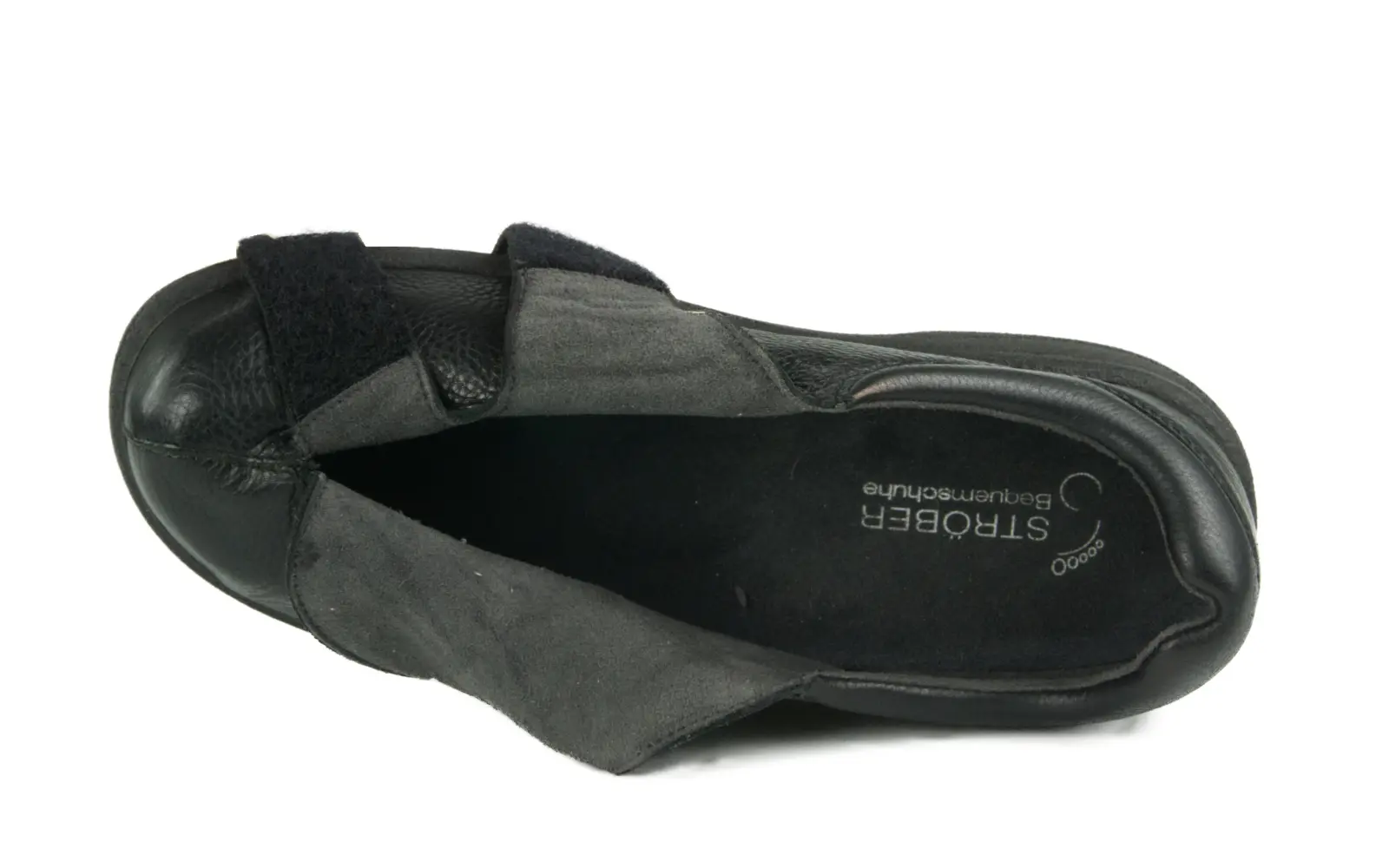 Der schwarze MARVIN SoftCalf Schuh steht auf einem hellen Untergrund und präsentiert sein elegantes Design mit feiner Leder-Oberfläche.