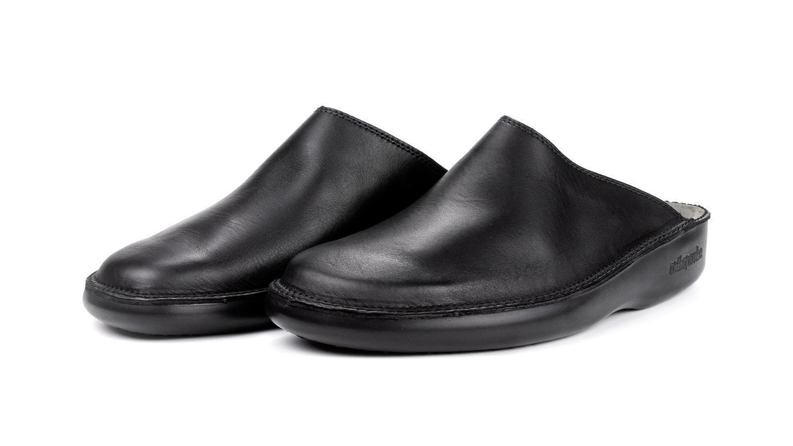 Der schwarze ADAM Buffalo Schuh steht auf einem hellen Untergrund und zeigt seine markante, grobe Sohle und das stylische Design.