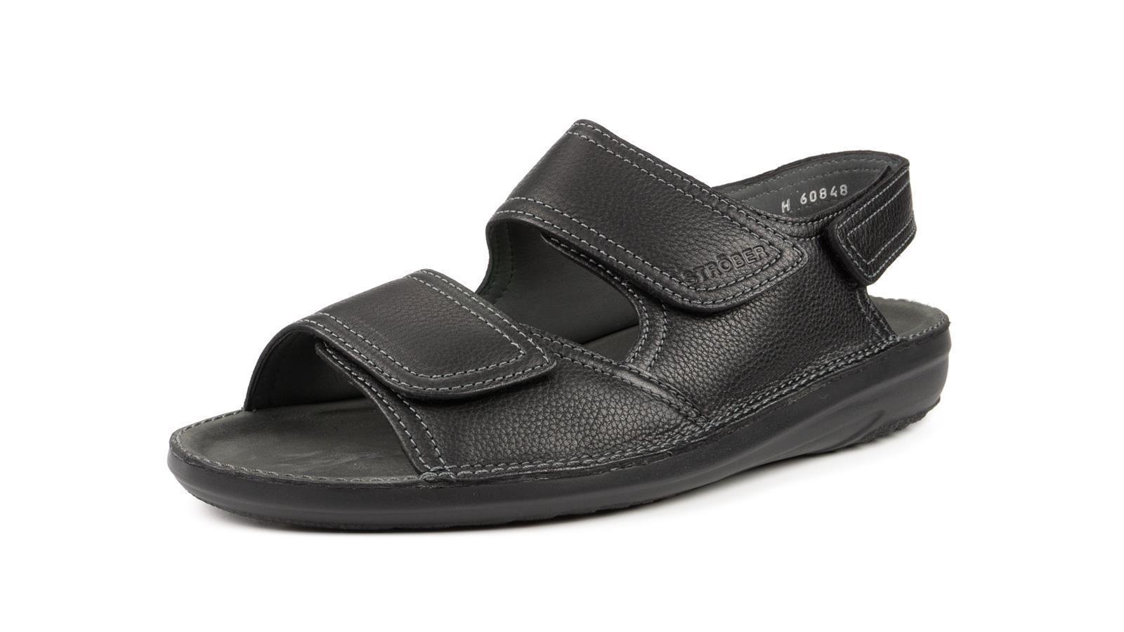 Der schwarze SoftCalf Schuh CARSTEN steht auf einer neutralen Fläche, präsentiert seine elegante Form und die hochwertige Verarbeitung.