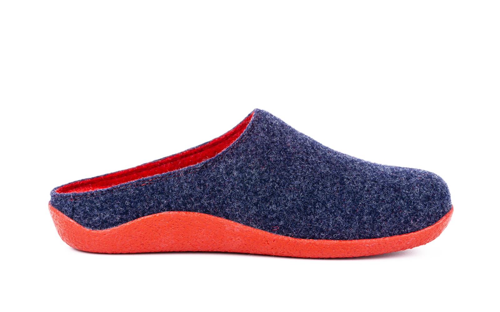 Der bequeme Schuh VERENA in Jeans-Filz steht auf einem hellen Untergrund, ideal für entspannte Tage.