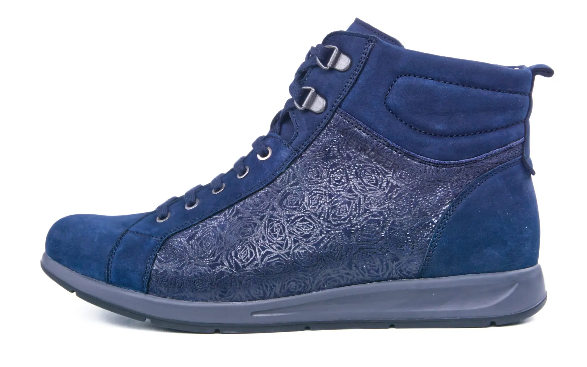 Der Schuh ELMA Nappa+LammVelour in marine steht auf einer weißen Fläche, bietet ein elegantes und komfortables Design mit feiner Oberflächenstruktur.