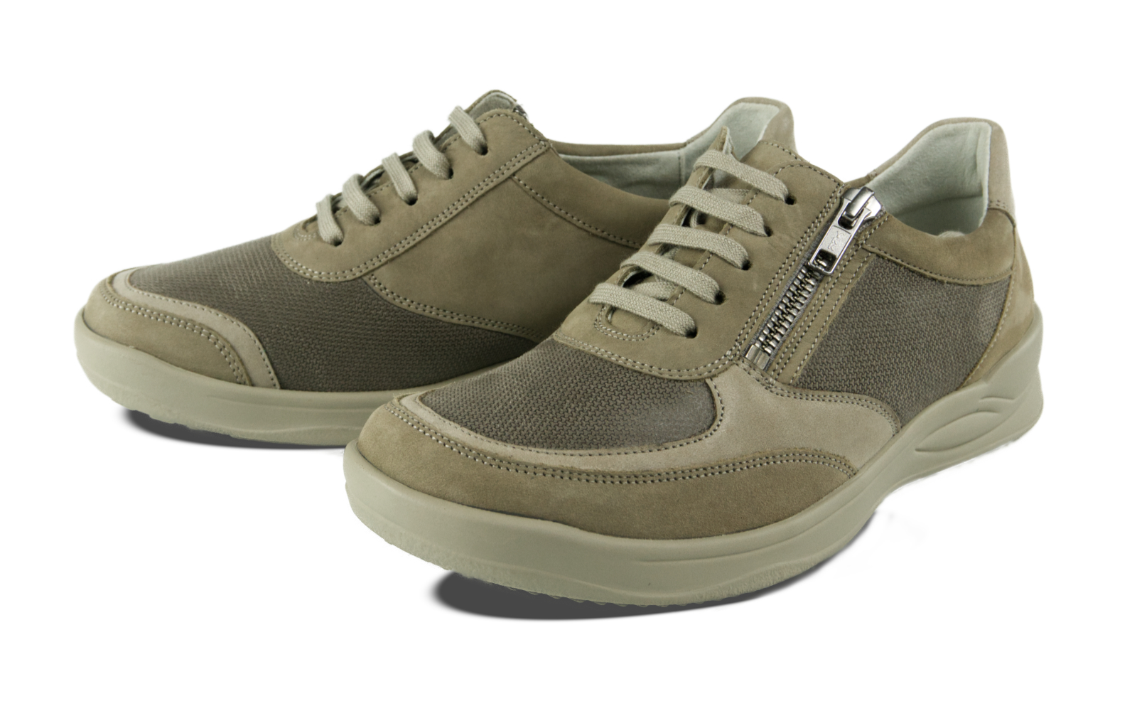 KORA Nubuk+StretchTetra in stein+fels, seitlich auf dem Boden platziert, zeigt den bequemen Schuh mit seinem hochwertigen Material und elegantem Design.