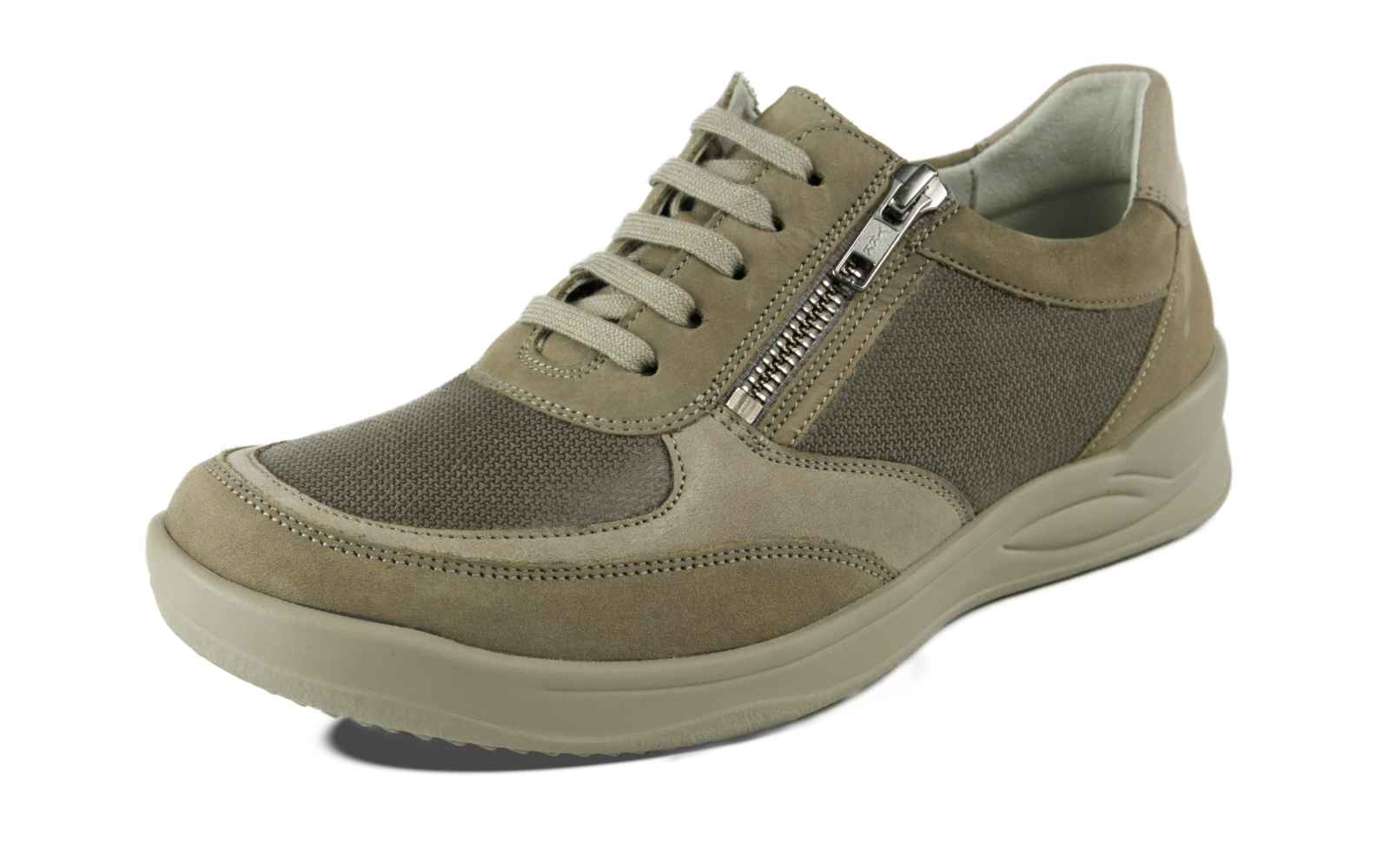 Der KORA Nubuk+StretchTetra Schuh in stein+fels steht auf einem hellen Hintergrund, mit Fokus auf die weiche Oberflächenstruktur und den modernen Schnitt.