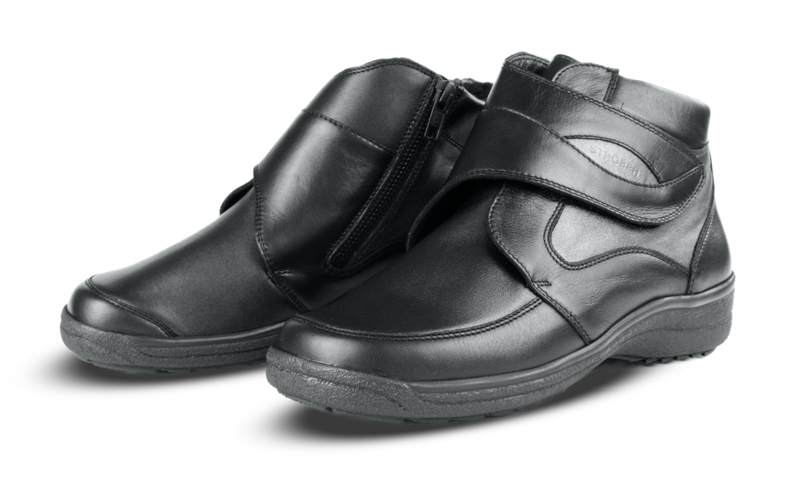 Der schwarze STEFFI Nappa+StretchPerlato Schuh liegt auf einem hellerem Untergrund und zeigt sein elegantes Design mit feinen Details.