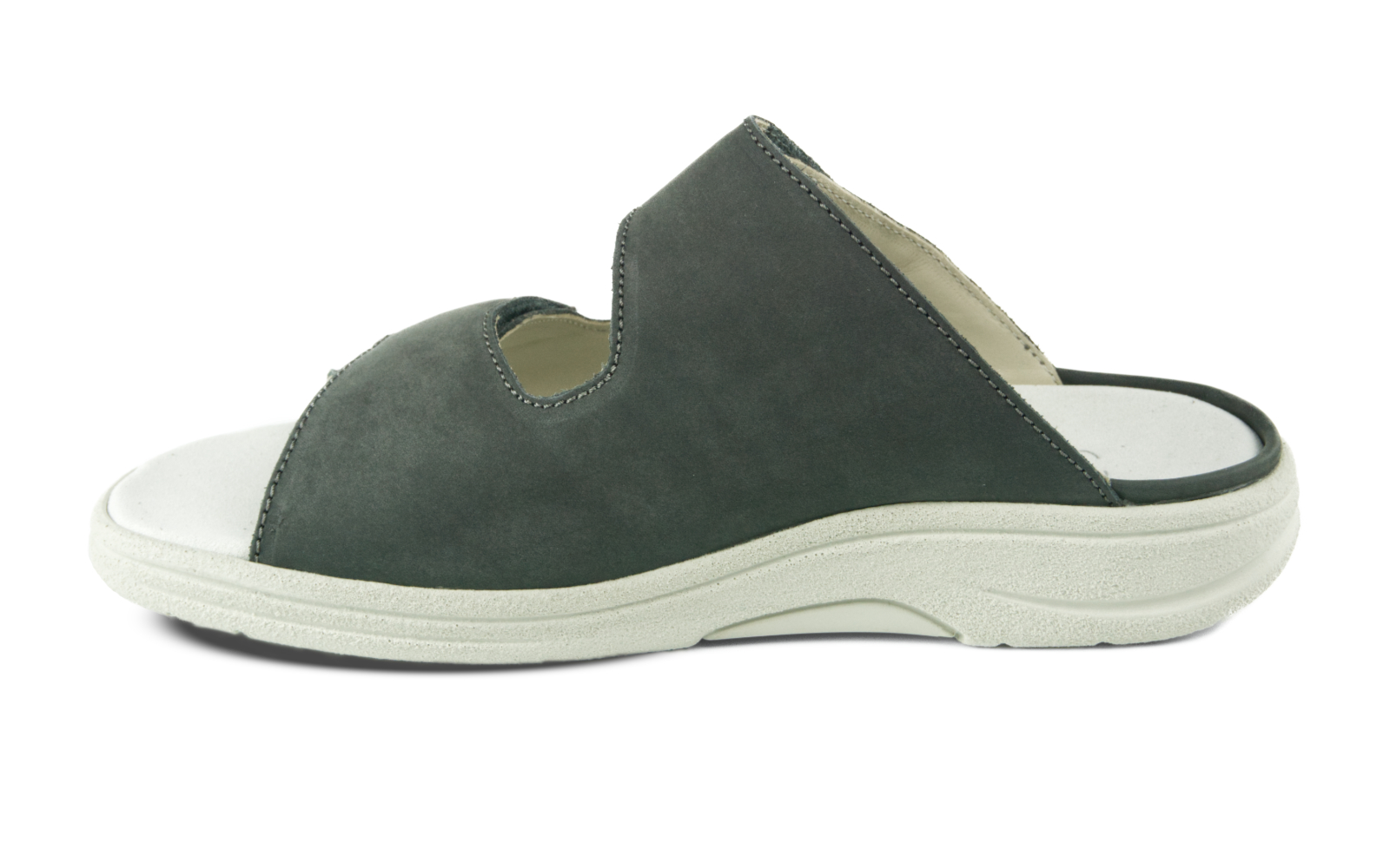 Der MORITZ Nubuk Schuh in granit steht auf einem weißen Hintergrund, mit seinem eleganten Design und der rauen Nubuk-Oberfläche deutlich sichtbar.