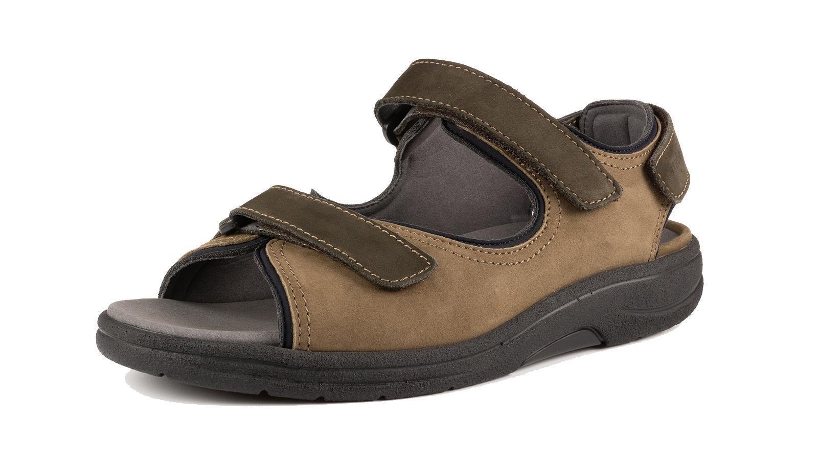 Der Schuh MATTHIAS in torf-cafe, aus Nubuk-Neopren, steht auf einem hellen Untergrund, der Schaft ist modisch und bequem gestaltet.