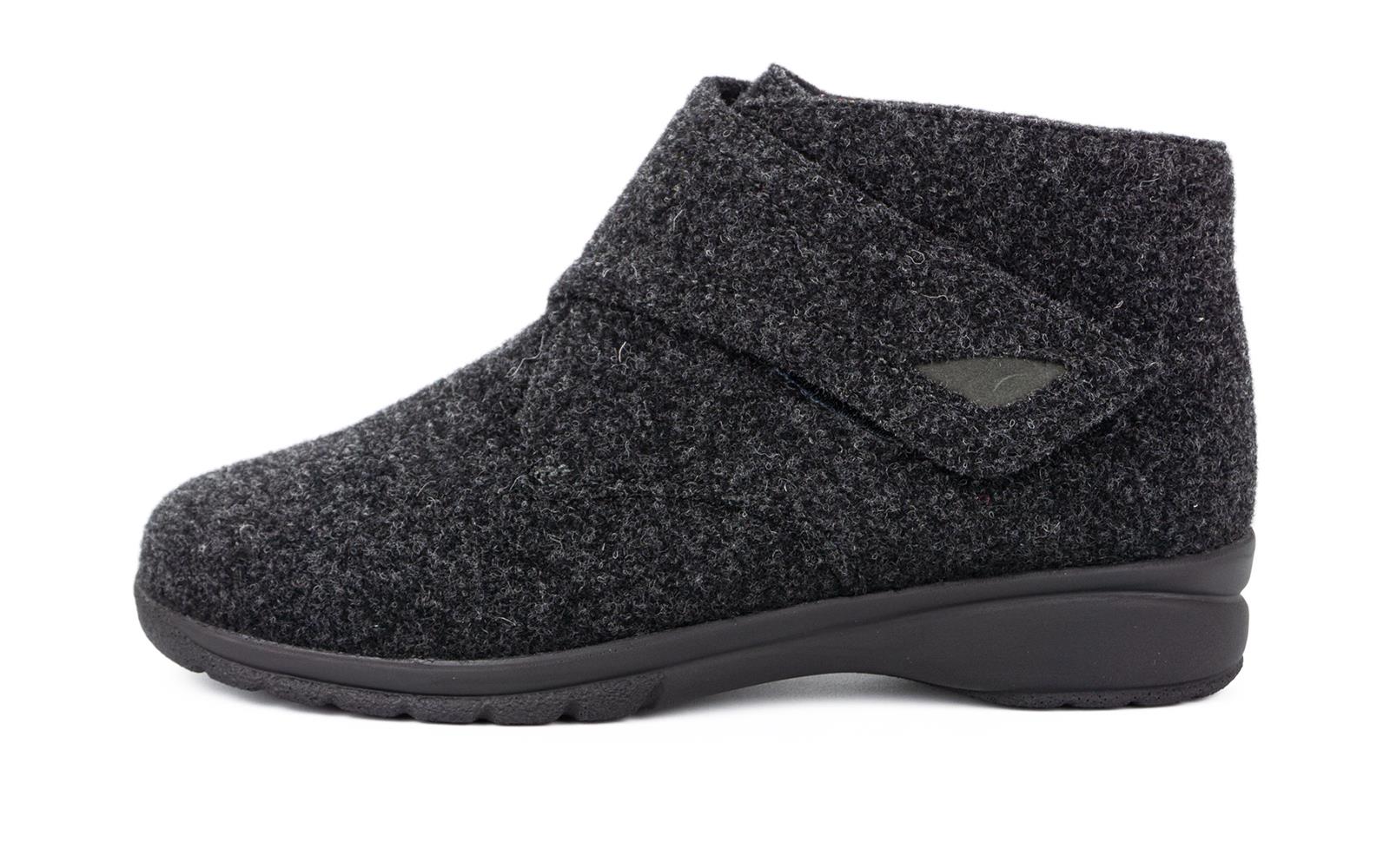 Der Schuh GWENDOLINE aus anthrazitfarbenem Filz, elegant seitlich positioniert, bietet stilvollen Komfort.