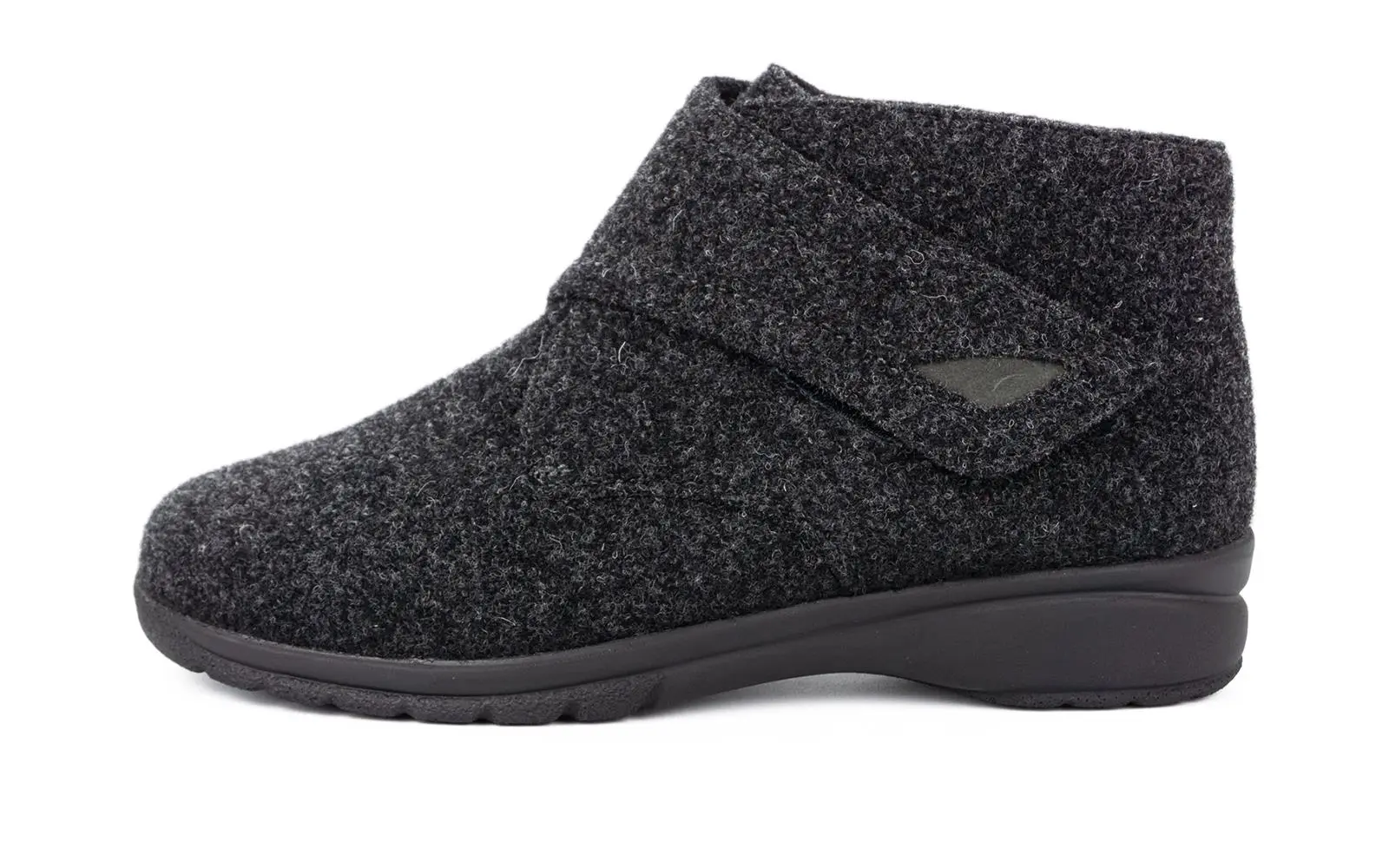 Der Schuh GWENDOLINE aus anthrazitfarbenem Filz, elegant seitlich positioniert, bietet stilvollen Komfort.