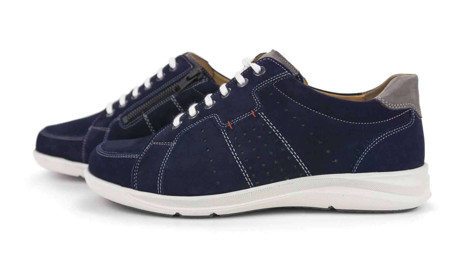 PASCAL Schuhe aus marine-grey Nubuk mit heller Sohle, auf einem weißen Hintergrund elegant positioniert.