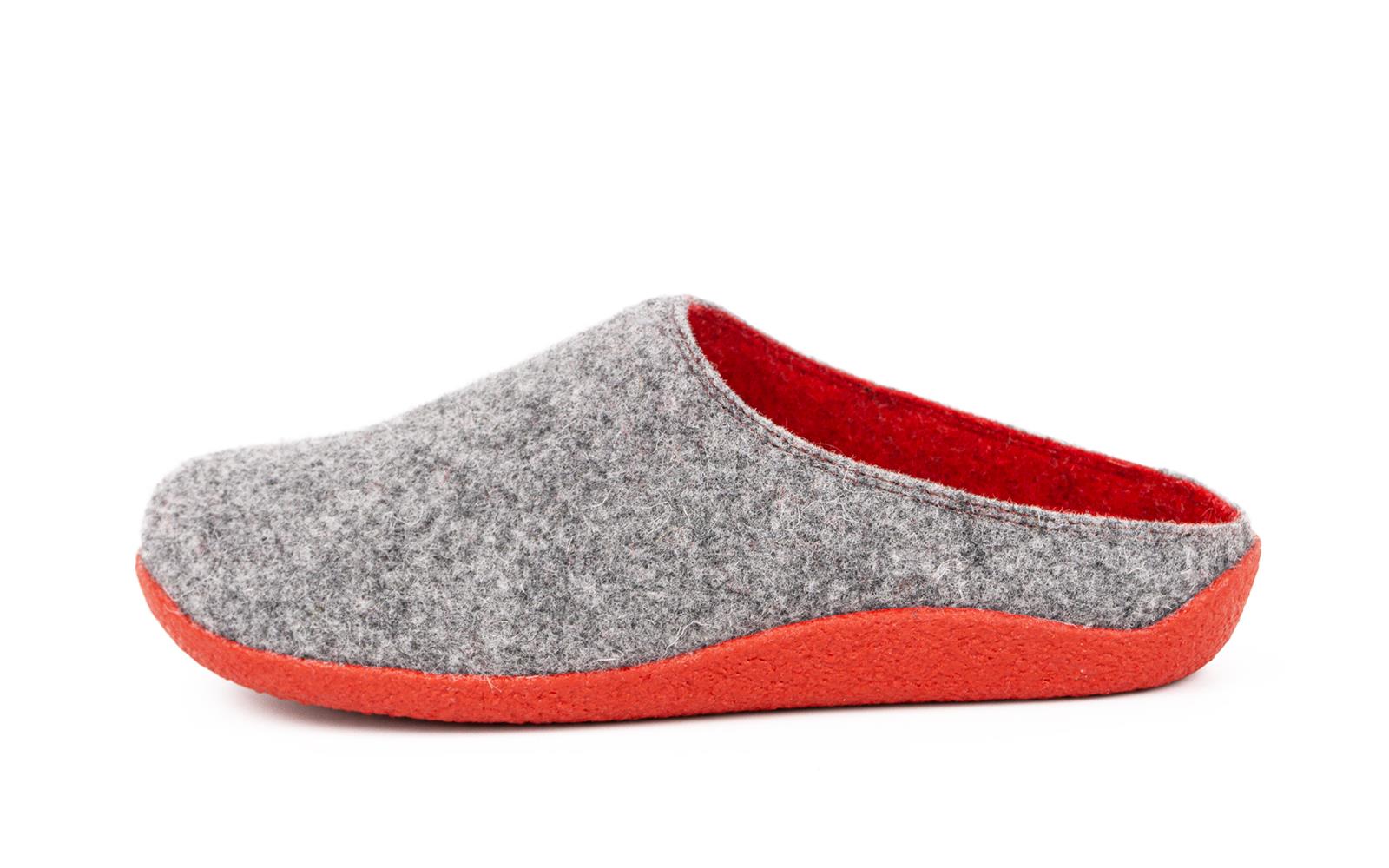 Der Schuh VERENA aus grauem Filz liegt elegant auf einem hellen Untergrund, präsentiert seine geschwungene Form und die gemütliche Textur.