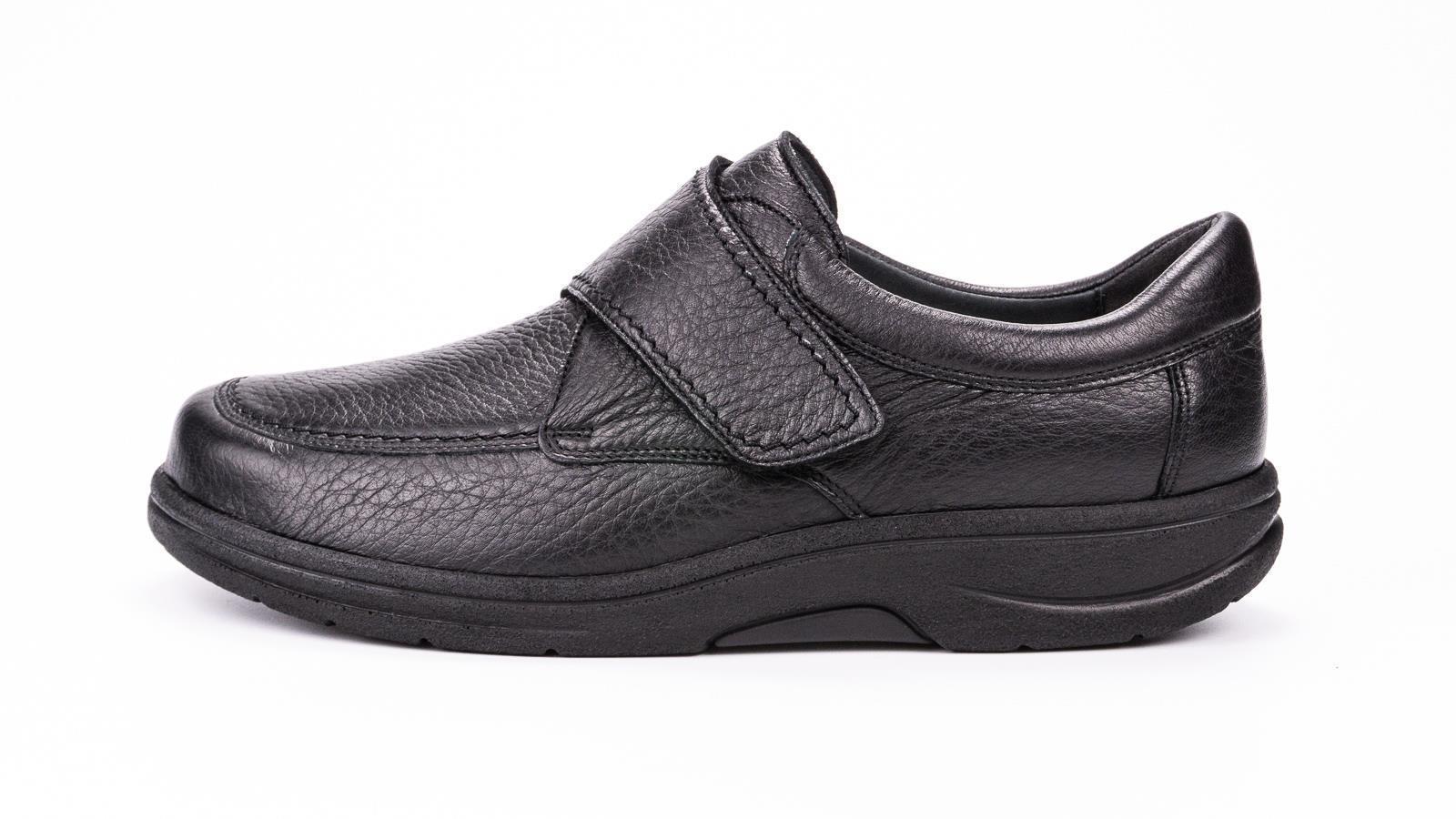 Schwarzer MAX Schuh aus Hirschleder, Weite K/M, seitlich auf einem schlichten Hintergrund platziert.