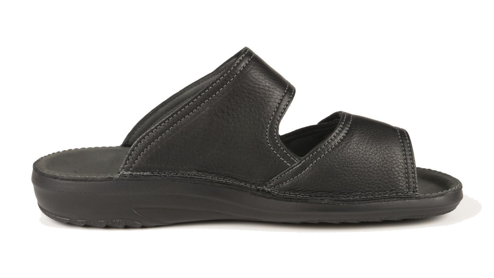 Der schwarze CHRISTIAN Schuh aus SoftCalf steht elegant auf einem neutralen Hintergrund.