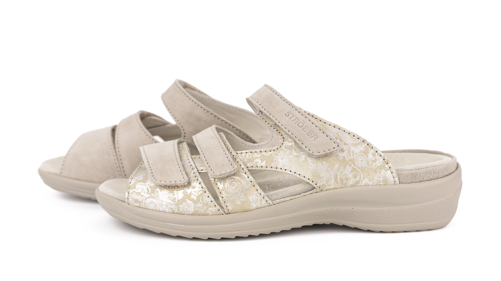 Der Schuh HELLA LammVelour in Sand liegt auf einem hellen Untergrund, zeigt die weiche Velourslederoberfläche und die elegante Schnürung.