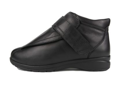 GISELA Nappa in Schwarz, seitlich auf einem hellen Untergrund präsentiert, zeigt ein elegantes und modernes Design mit glatter Oberfläche.