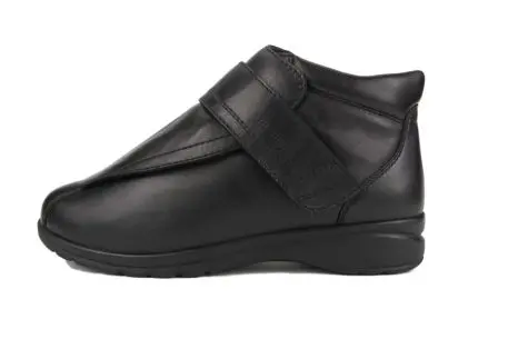 GISELA Nappa in Schwarz, seitlich auf einem hellen Untergrund präsentiert, zeigt ein elegantes und modernes Design mit glatter Oberfläche.
