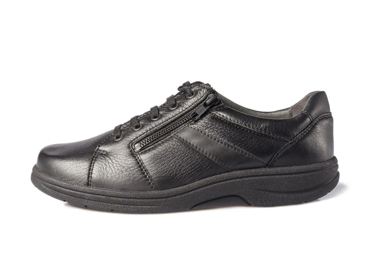 Der Schuh MERLIN aus schwarzem Hirsch-SportNappa, Weite K/M, elegant auf einem neutralen Hintergrund positioniert.