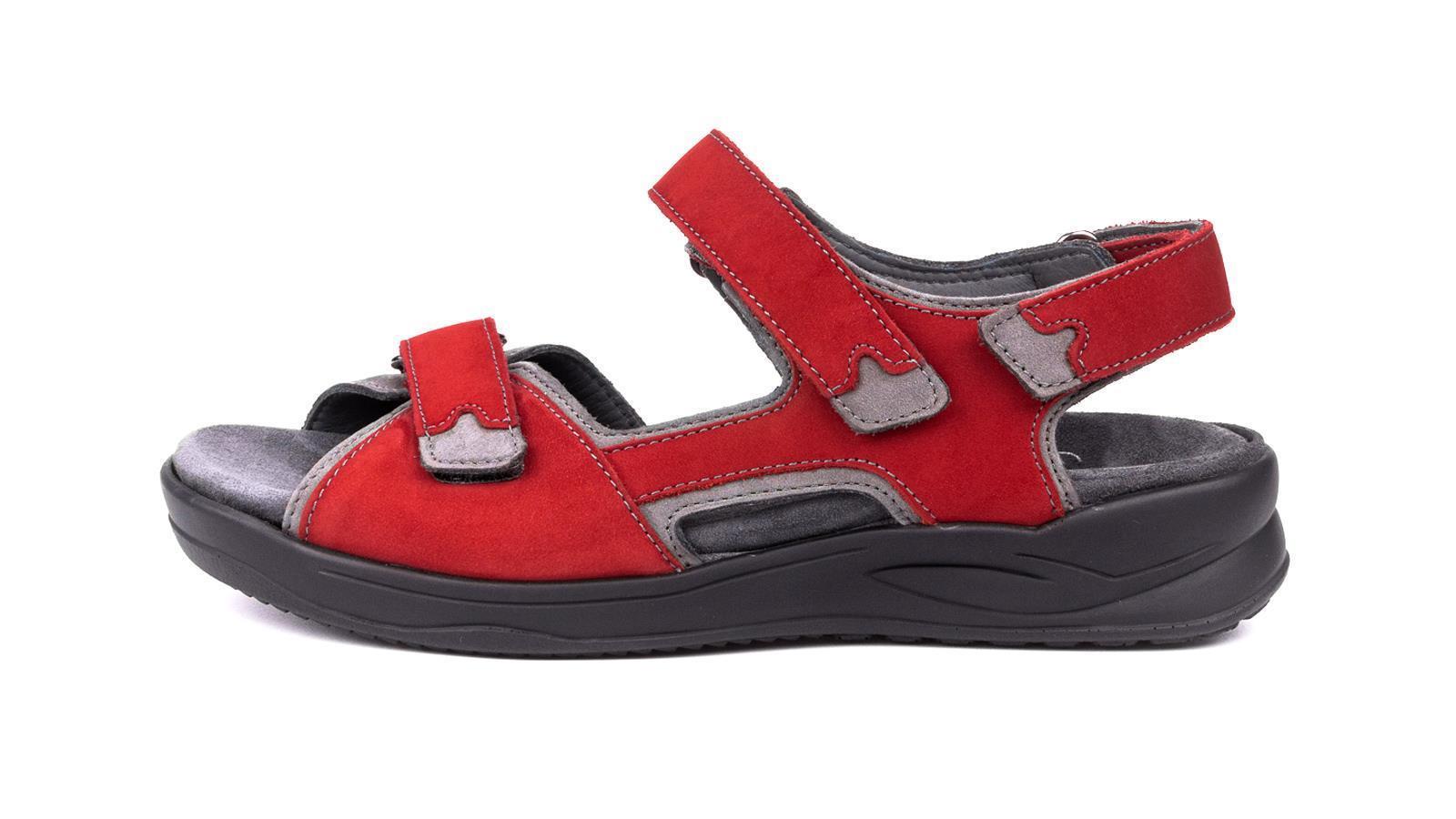 Rote Nubuk-Schuhe KASSANDRA in graphitfarbenem Design, seitlich auf einem hellen Untergrund positioniert.