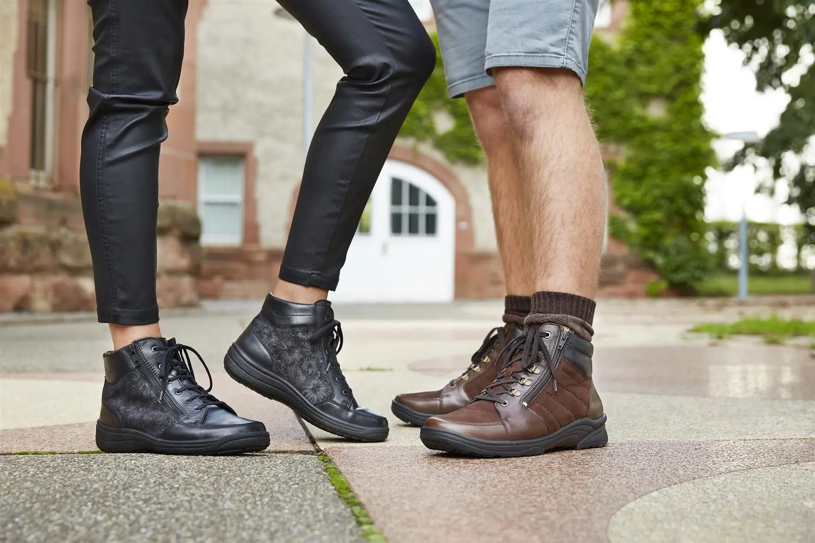 Der Schuh SERGEJ aus NappaAntik und FettNubuk in marone mit Wollfutter steht auf einem neutralen Hintergrund und hebt sich elegant hervor.
