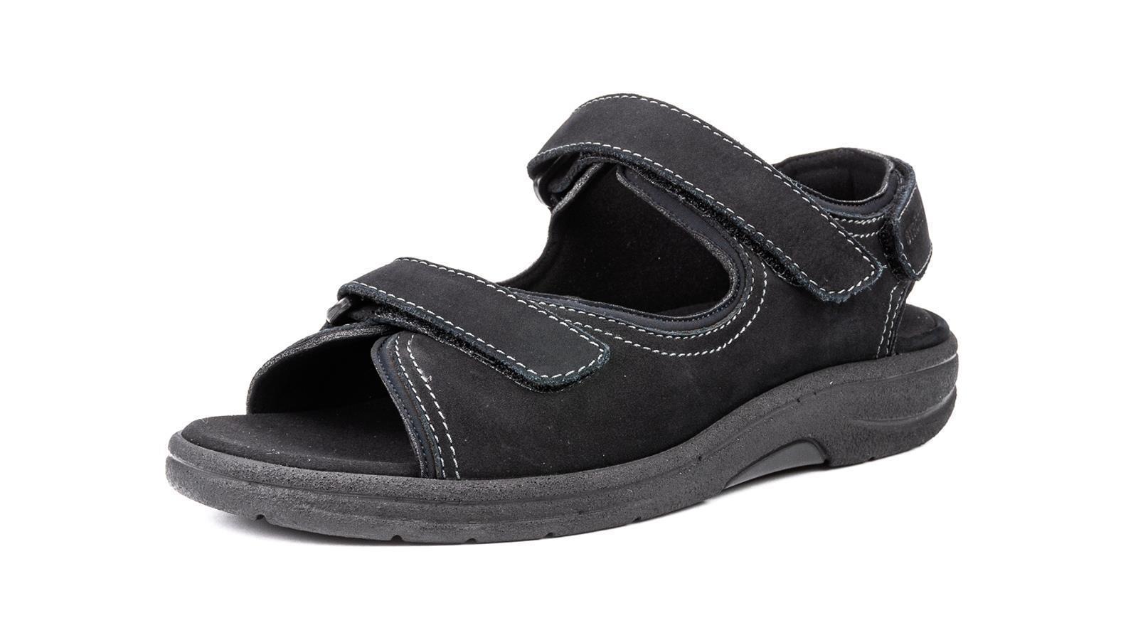 Der schwarze MATTHIAS Schuh aus Nubuk-Neopren positioniert auf einem hellen Untergrund, zeigt modernes Design und komfortable Passform.