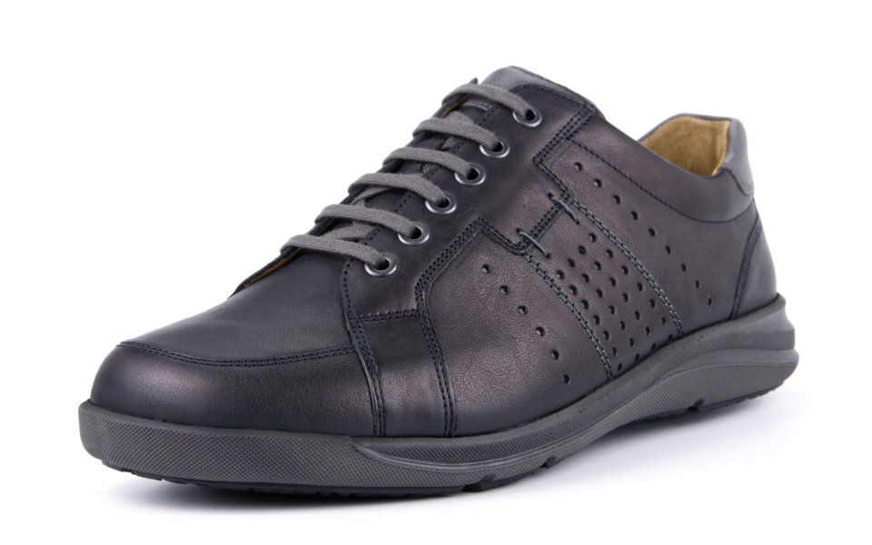 Der PASCAL SportNappa in Schwarz steht auf einem hellen Hintergrund, betont durch seine schlichte Eleganz und sportliche Form.