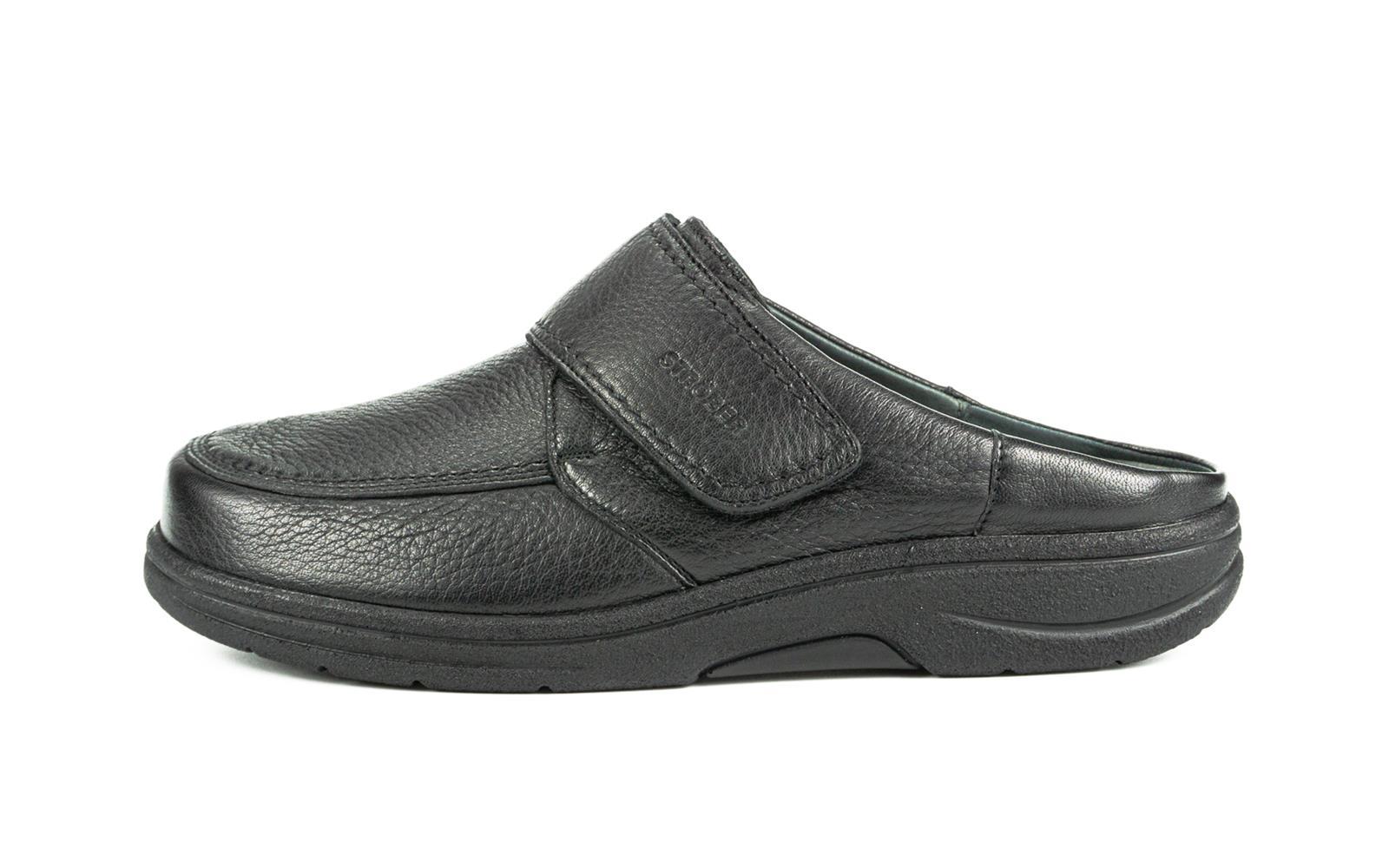 Der schwarze MOSES Schuh aus Hirschleder ist seitlich positioniert, zeigt eine elegante Silhouette und hochwertige Verarbeitung.