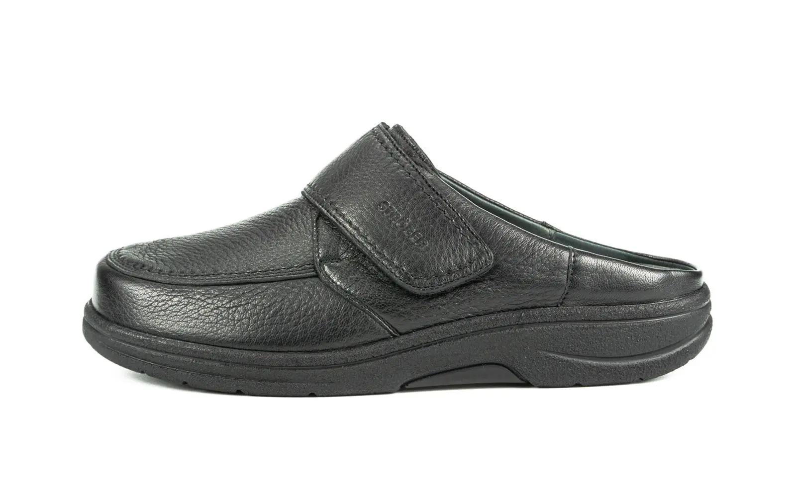 Der schwarze MOSES Schuh aus Hirschleder ist seitlich positioniert, zeigt eine elegante Silhouette und hochwertige Verarbeitung.
